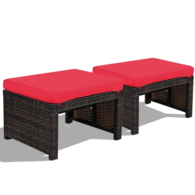 Gymax Ensemble de 2 Poufs Repose-Pieds en Rotin Mobilier de Patio avec Coussins Rouges. Chaque Poufs Présente un Cadre en Rotin PE Brun Mélangé avec une construction en Acier Robuste, Conçu pour une Utilisation Intérieure et Extérieure. les Coussins Rouges Sont Remplis d'Éponge à Haute Densité pour le Confort et Ont des Housses Amovibles et Lavables avec Fermetures Éclair. le ottomans Mesure 19,5 Pouces de Longueur, 15,5 Pouces de Largeur et 13 Pouces de Hauteur, avec une Capacité de Charge de 355 Lb. Coussinets de Base pour les Pieds Améliorent la Stabilité et Protégent les Planchers.