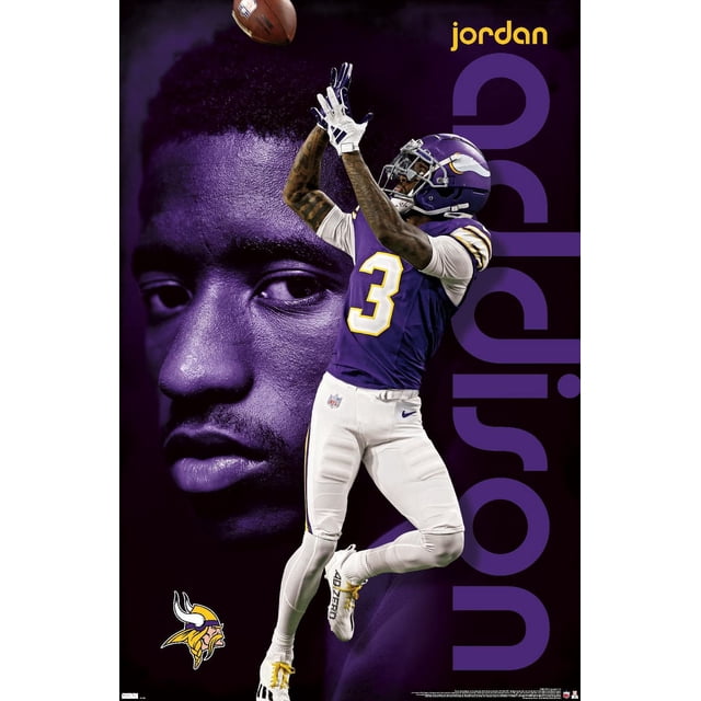 NFL Minnesota Vikings - Jordan Addison 24 Affiche Murale, 22,375 Pouces x 34 Pouces Mettant en Vedette un Joueur de football en Uniforme Vikings Violet et Blanc Bondissant pour Attraper un Ballon de football sur Fond Violet Foncé avec le Nom « Jordan » en Jaune et Grand Texte Violet à la Verticale, Incluant le logo Vikings en Bas à Gauche. Cette Affiche Brillante Est Idéale pour la Décoration Murale de Chambre, Bureau Ou Dortoir.