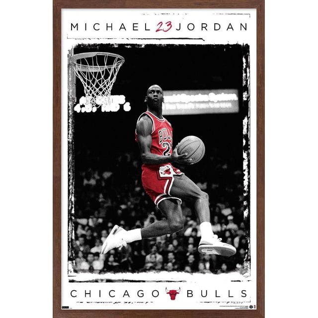 Michael Jordan - Affiche Murale de Dunk, 14,725 Po x 22,375 Po Encadrée Montrant un Joueur de basketball en Uniforme Rouge des Chicago Bulls en Lévitation, Effectuant un Dunk Près d'Un Panier de basketball, sur Fond de Foule Noir et Blanc avec Texte « Michael 23 Jordan » au-Dessus et « Chicago Bulls » avec logo d'Équipe en Dessous, Idéale pour la Déco de Chambre à Thème Sportif.