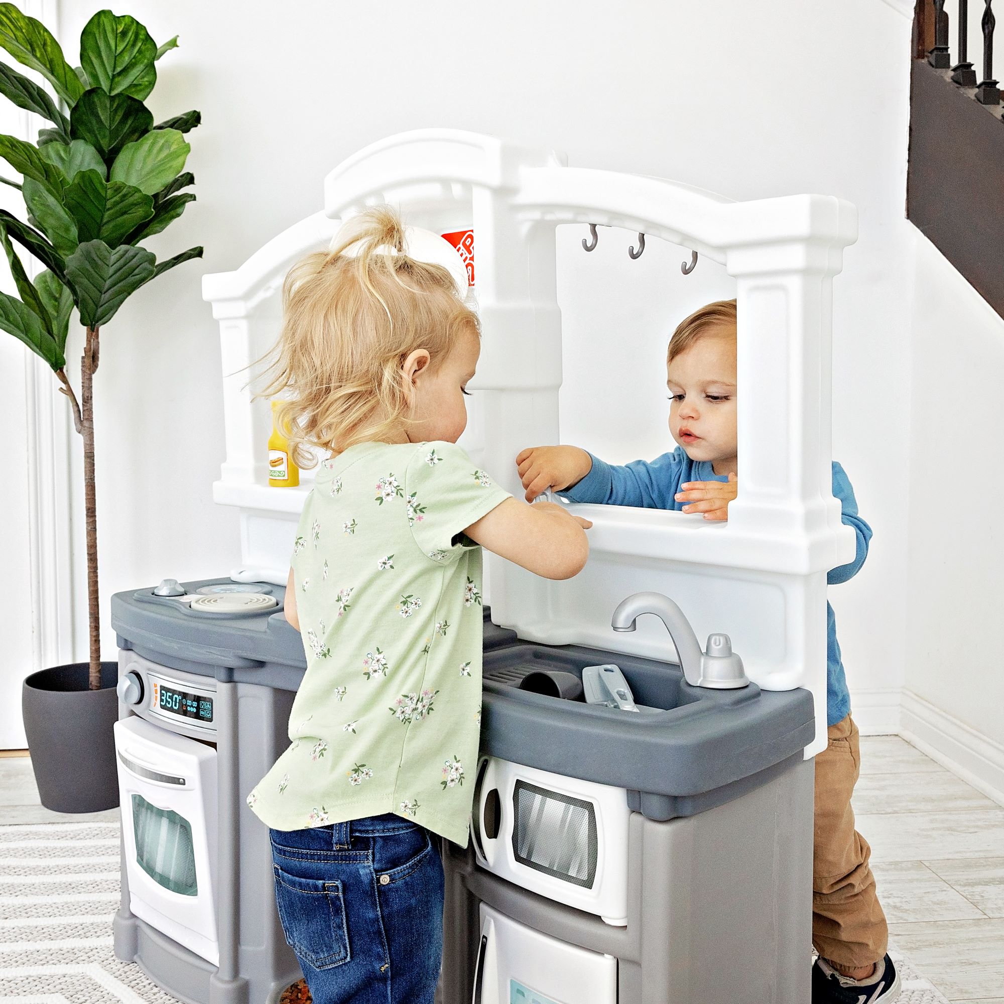 Step2 Fun with Friends – Cuisine pour tout-petits (Gris) – Inclut des accessoires – Pour les enfants de 2 ans et plus
