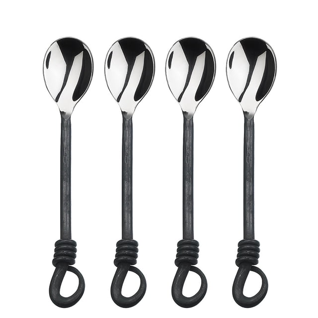 Twist N Shout Ensemble de 4 Mini-Cuillères (Couverts Faits à la Main) Comprenant Quatre Mini-Cuillères en Acier Inoxydable de Qualité Supérieure avec Têtes Polies et Poignées Noires Forgées à la Chaleur. Chaque Cuillère Mesure 5 1/2 Pouces et Met en Valeur un design unique à Boucle Torsadée à la base du Manche. Convenant aux Repas Décontractés et Formels, Ces Cuillères Allant au Lave-Vaisselle Allient Charme Rustique à Élégance Raffinée.