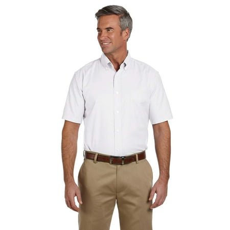 Harriton Chemise Oxford à Manches Courtes pour Homme avec Libération des Taches, avec Col Boutonné, Poche Poitrine Gauche et Boutons Nacrés avec le logo Harriton. Fabriquée en Mélange de 65 % Coton et 35 % polyester, Offre une Libération des Taches, une Résistance aux Plis et des Propriétés Faciles d'Entretien. la Chemise Présente des Surpiqûres Supplémentaires aux Coutures et des Boutons, une Finition à Coutures Plates, et un Empiècement Complet au Dos avec un Pli au Dos. Montré en Couleur Unie Blanche, Assorti à un Pantalon Kaki.