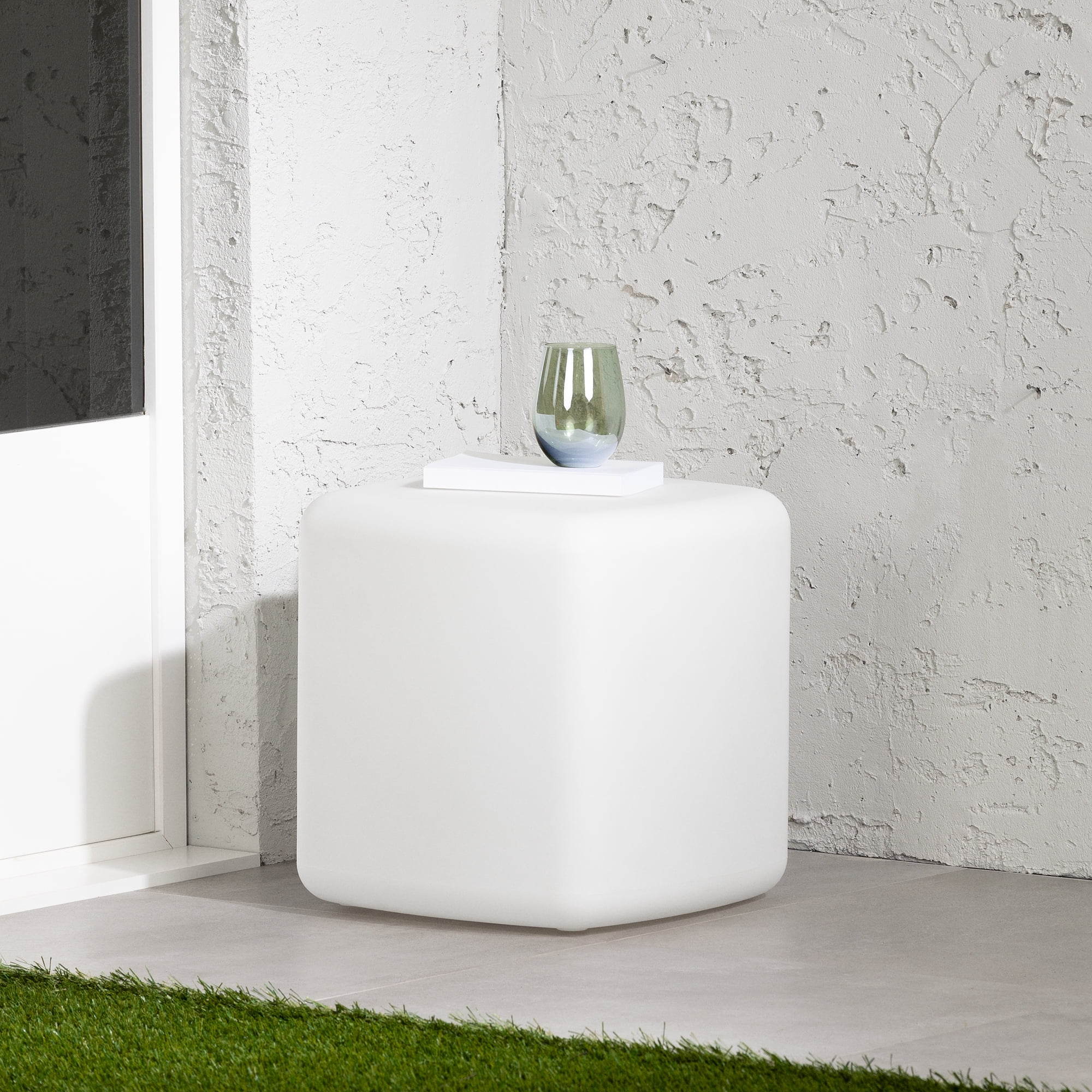 Table d'appoint de jardin avec coins arrondis, fini Blanc, collection Dalya de Meubles South Shore