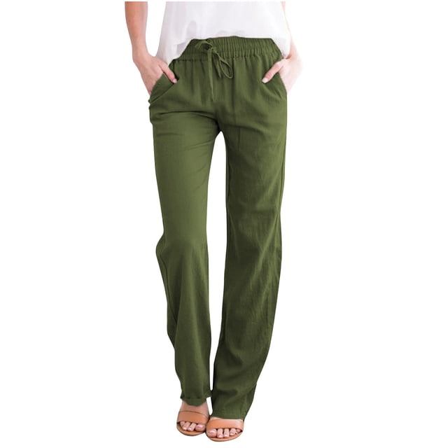 XZNGL Mode Femmes Été Décontracté Ample Coton et Lin Poche Pantalon Uni Couleur Vert olive Uni. Ces Pantalons Longs Présentent une Taille Élastique avec un Cordon de Serrage, des Poches Latérales et une Coupe Décontractée. Fabriqués en polyester Léger, Ils Conviennent aux Tenues Décontractées, à la Détente Ou aux Activités de Plein Air. Montré Assorti à un Haut Blanc et des Sandales.