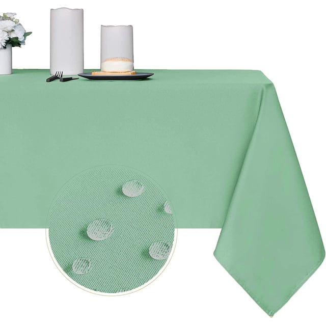 LAICAIW Nappe Rectangulaire 210 G/m2 Vert Menthe, Mesurant 52 x 70 Pouces. Fabriquée en Tissu polyester 100 % de Qualité Supérieure, Cette Nappe en Microfibre Robuste et Résistante à l'Eau Présente une texture Lisse avec un Motif Décoratif Subtil. Idéale pour une Utilisation Intérieure et Extérieure, Elle Est Présentée Drapée sur une table avec un Encadré Gros Plan Mettant en Valeur Sa surface Résistante à l'Eau. Convient aux Repas, aux Fêtes et aux occasions Spéciales.