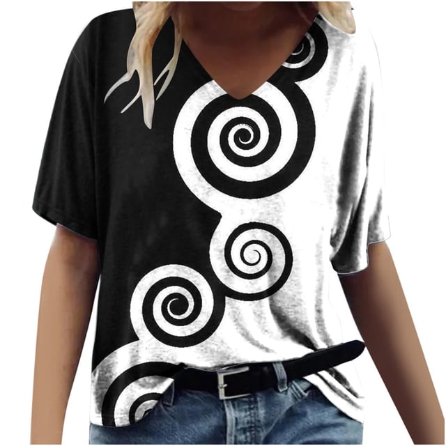 T-shirt Décontracté pour Femmes à Imprimé, Col en V, Manches Courtes, Coupe Ample, avec un Motif Graphique en Spirale Noir et Blanc Audacieux. Ce T-shirt Graphique pour Femmes à Coupe Décontractée Présente un Col en V et des Manches Courtes, Style avec des jeans Bleus et une Ceinture Noire. Fait de 95 % polyester et 5 % Élasthanne, Idéal pour le Printemps, l'Été et l'Automne, Tenue Décontractée Ou Quotidienne.