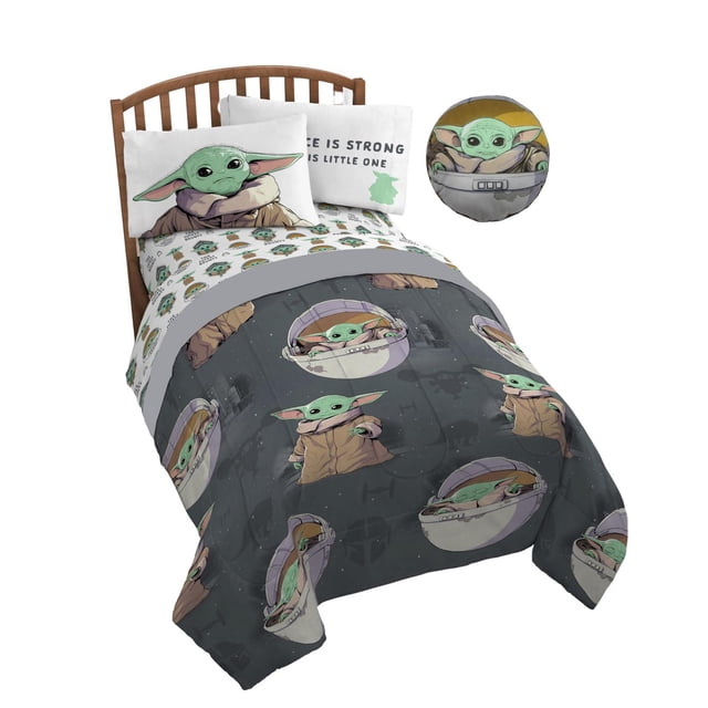 The Child "Baby Yoda" Ensemble de Lit Simple 5 Pcs + Sac Bonus avec Couette Simple, Drap Plat, Drap-Housse, Taie d'Oreiller, Coussin Décoratif et Sac Baril, Tous Mettant en Vedette Baby Yoda du Mandalorien sur un Fond Sombre et Étoilé avec des silhouettes de Vaisseau Spatial, Parfait pour la Chambre d'Un Enfant à Thème.
