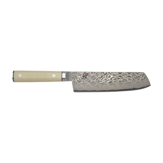 MIYABI 4500 FCD Vue Orientée vers l'Avant d'Un Nakiri de 7 Pouces avec Lame à Pointe Droite et Carrée Montrant une Finition Damassée à Motif de Losanges en Acier FC63 Trempé à l'Acide; Poignée en micarta Octogonale à Double Rivetage Équilibrée avec Impression du logo MIYABI et Traversin Brossé; Convient pour Hacher des Légumes Précisément.