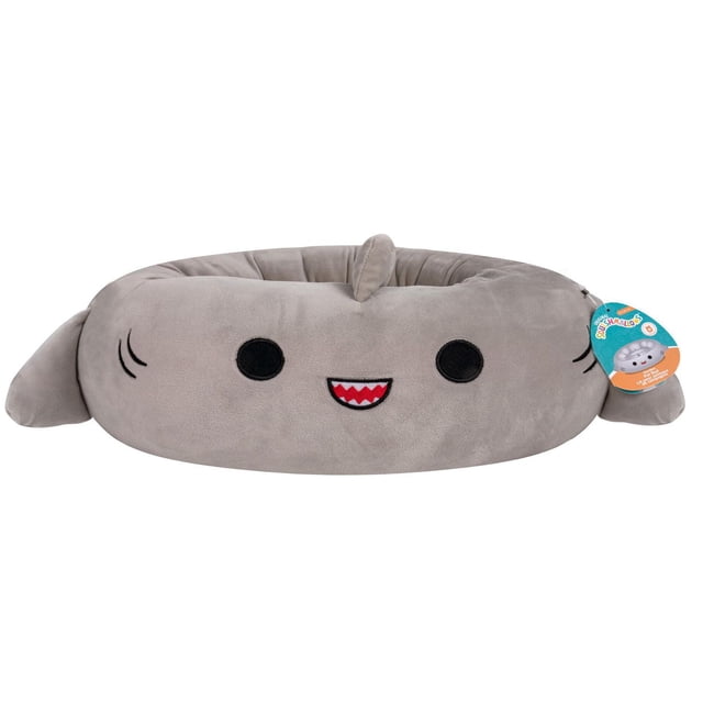 Squishmallows Lit pour Chien - Lit pour Chat - Gordon the Shark en Gris, un Lit Rond en Peluche pour Animal avec Coussins Cylindriques Présentant un Visage de Requin Souriant avec des Yeux Noirs et des Dents Rouges, Rempli de Douce Fibre de polyester, Idéal pour les Chats et Chiens Câlins et Convenant comme Lieu de Repos Douillet pour les Petits Animaux.