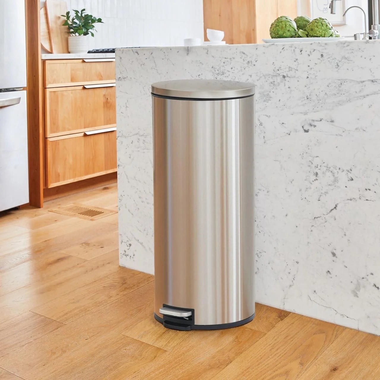 Poubelle de cuisine Better Homes & Gardens, 30 litres, en acier inoxydable, ronde, à pédale, avec couvercle à fermeture douce, argentée
