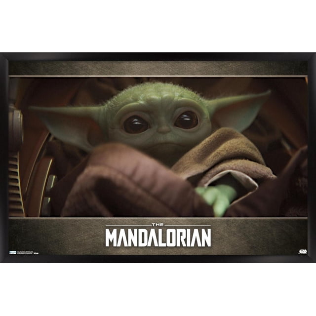 Star Wars : The Mandalorian - Affiche Murale Yeux, 22,375 Pouces x 34 Pouces Montrant une Vue avant Gros Plan de Grogu (Baby Yoda) Enveloppé dans une Couverture Texturée Brune à l'Intérieur d'Un cockpit de Vaisseau Spatial à Faible Éclairage, avec le logo The Mandalorian sur un Fond Foncé Texturé, Convient comme art Mural pour la Déco de Chambre.