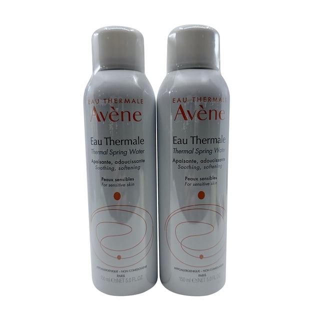 Avene Thermale Eau de Source Peau Sensible 5 OZ Ensemble de 2. Deux Bouteilles Vaporisateur avec Capuchons Blancs et Corps Argentés, Présentant le logo Avene et les Détails du Produit en Texte orange et Noir. Conçues pour Apaiser, Hydrater et Rafraîchir la Peau Sensible, avec des Propriétés Anti-Inflammatoires. Chaque Bouteille Contient 5 OZ de Brume de Soins de la Peau Provenant des Montagnes Cévenoles en France.