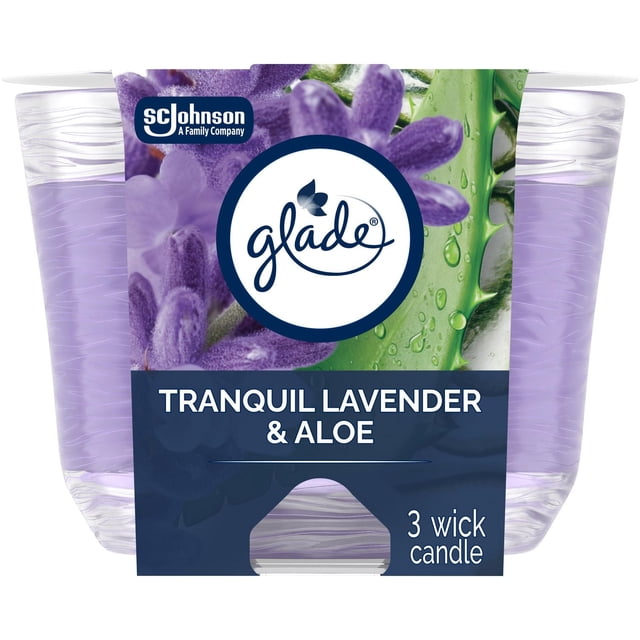 Glade® Bougie Parfumée à 3 Mèches, Assainisseur d'Air à la Lavande et à l'Aloès, Bougie en Pot de Verre Transparent avec Cire Violette et Trois Mèches, Étiquetée avec des Fleurs de Lavande et des Feuilles d'Aloès, Offrant un Parfum d'Ambiance Infusé d'Huiles Essentielles, Idéale pour Créer une Atmosphère Relaxante.