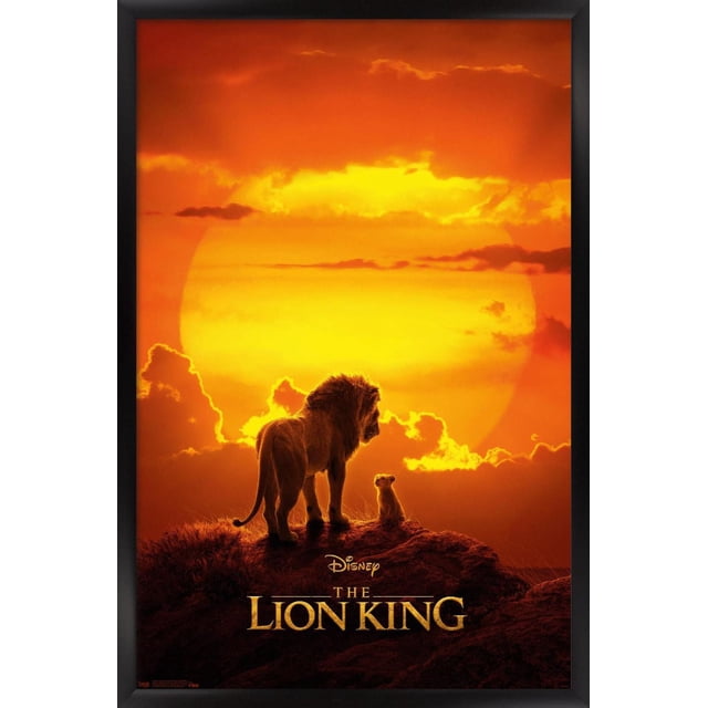 Disney Le Roi Lion - Affiche Murale Mufasa et Simba, 22,375 Po x 34 Po art Mural Encadré Représentant un Grand Lion et un Petit Debout sur une Colline Rocheuse contre un Ciel au Coucher du Soleil orange et Jaune Vif avec des Nuages, Mettant en Vedette le logo Disney Le Roi Lion, Convient à la Déco Maison, aux Affiches et aux Cadeaux.