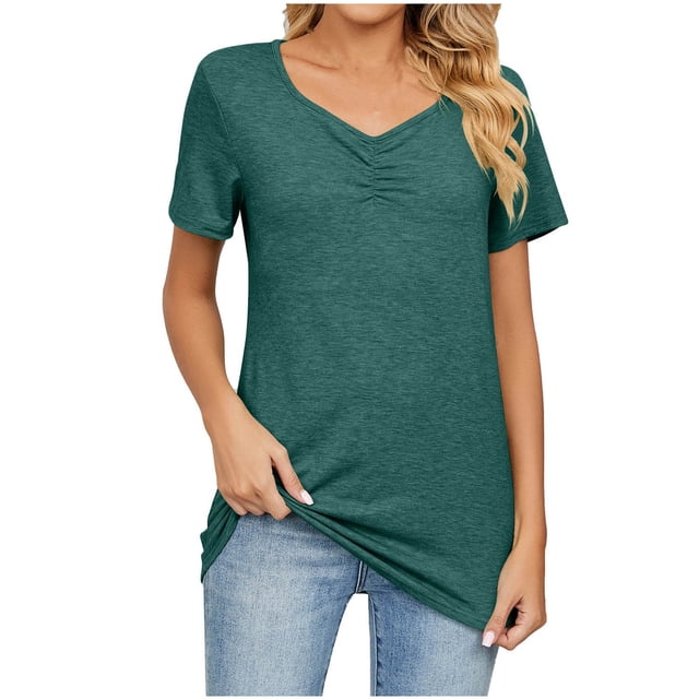 Timegard Hauts pour Femmes à Manches Courtes, Col en V Froncé, Blouse Confortable, Tunique Décontractée à Porter avec des Leggings. Cette Tunique Décontractée pour Femmes Présente un Col en V Froncé, des Manches Courtes et une Coupe Ample pour le Confort. Fabriquée en Tissu Respirant, Elle Est Idéale pour l'Été, le Printemps et l'Automne. Présentée dans une Couleur Vert Foncé, Style avec des jeans Bleu Pâle, Convient pour Superposer avec des cardigans Ou des Vestes.