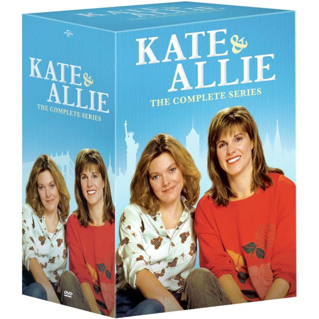 Kate & Allie: l'Ensemble Complet de DVD de la Série avec un Fond Bleu Vif et des silhouettes de Monuments Emblématiques de la Ville et Deux Femmes Assises sur la Couverture Portant des Tenues Décontractées. le Titre Est Affiché de Façon Prééminente en Texte Blanc et Jaune Audacieux, Mettant en Valeur Cette Série Comique Classique.