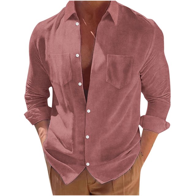 RKSTN cardigan pour Homme Décontracté Mode Col Rabattu Chandail Uni à Manches Longues, Fait de 98 % Coton et 2 % Élasthanne. Comprend une Fermeture à Boutons, Deux Poches Poitrine et un design Élégant Adapté pour l'Automne. Idéal à Agencer avec des Hauts pour Hommes comme des t-shirts Ou des Pantalons Décontractés. Présenté dans un Ton Rouge Atténué, Assorti à des Pantalons Beige.