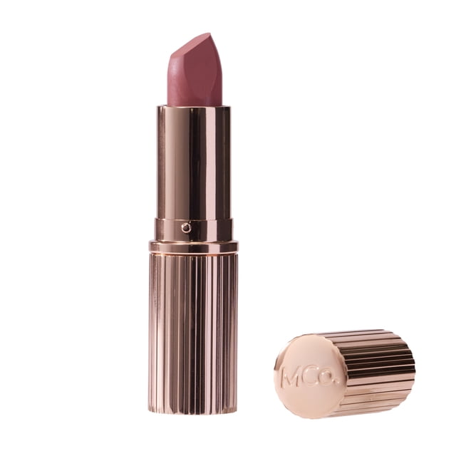 MCoBeauty Rouge à Lèvres Crème Mat Luxe en Corail Baie avec une Pointe Carrée pour une application Précise, Logé dans un tube Côtelé Réfléchissant Or rose avec la Coiffe Embossée du logo MCoBeauty, Montré Non Capuchonné sur un Fond Blanc, Convient pour Définir et Hydrater les Lèvres.