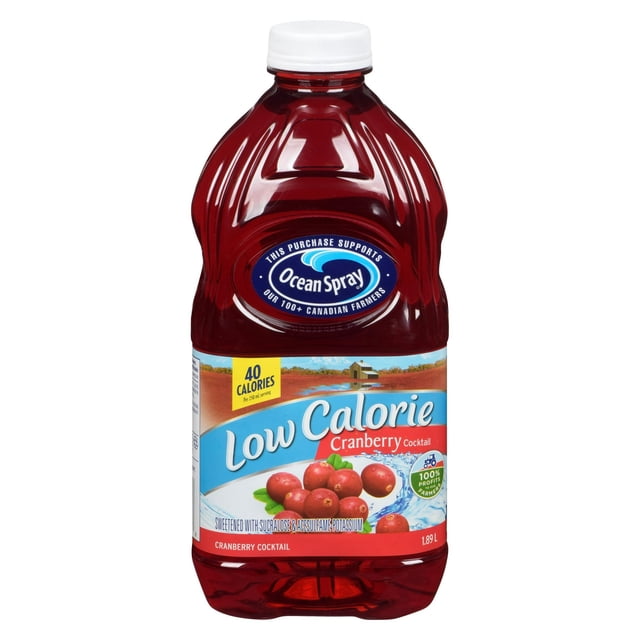Ocean Spray calories Cocktail aux Canneberges à Faible Teneur en dans une Bouteille en Plastique Transparent de 1,89 L avec Bouchon à Vis Blanc, Présentant une Étiquette avec des Canneberges Fraîches et une Scène de Ferme, Mettant en Valeur 40 calories par Portion de 240 ml et Sucré avec sucralose et Acésulfame potassium, Souvent Utilisé pour le Mélange avec de l'Eau Pétillante Ou des Spiritueux Alcoolisés.