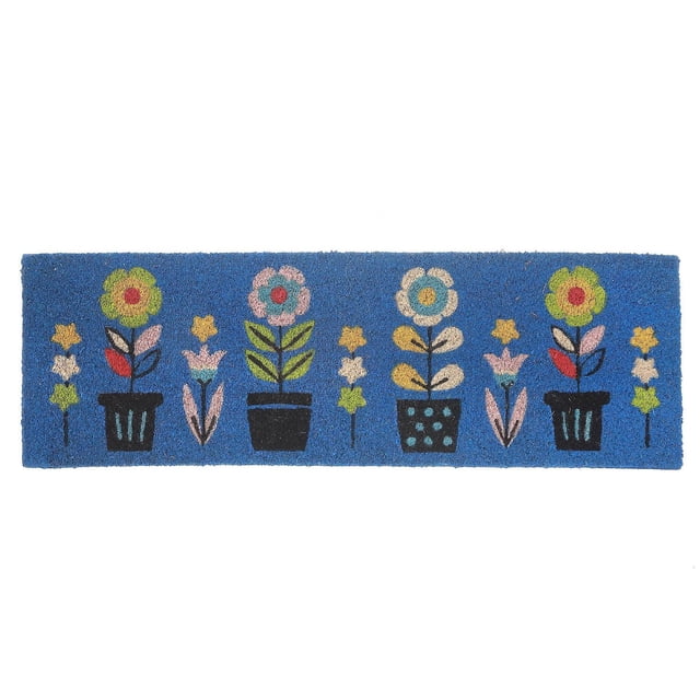 Tapis de Porte en Fibre de Coco Triple Florals 10 X 30 avec un Fond Bleu Présentant un Motif floral Triple Multicolore de Quatre pots Noirs Tenant des Fleurs avec des Pétales Verts, Roses, Jaunes et Rouges, Accentué de Petites Fleurs en Forme d'Étoile en Jaune, Blanc et Vert. Fabriqué à Partir de Fibres de Coco Naturelles, Ce Tapis durable Piège la Saleté et Est Idéal pour les Entrées Intérieures.