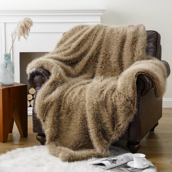 Battilo Couverture Jetée en Fausse Fourrure Luxueuse et Duveteuse Beige, Couverture en Fourrure Kaki Super Douce, Confortable et Chaude pour Canapé, Sofa, Chaise, Lit, Jetés en Fourrure Pelucheux et Duveteux à Longs Poils, 60"x80 Pouces