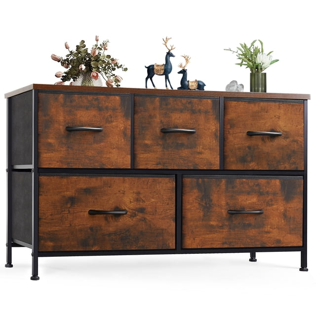 EDX Commode à 5 Tiroirs pour Chambre, Organisateur de Rangement en Tissu Petite Armoire en Brun Rustique. Comprend Cinq Tiroirs en Tissu Spacieux avec une Finition à Texture de Bois et des Poignées en Métal Noir. le Dessus en Bois Robuste Convient pour Exposer des Articles de Déco comme des vases Ou des photos. Cadre en Acier Renforcé et Patins de Pieds Ajustables Assurent la Stabilité sur les Planchers Irréguliers. Conception Compacte s'Adapte Bien aux Chambres Ou aux Salons, Offrant une solution de Rangement Fiable et Élégante.
