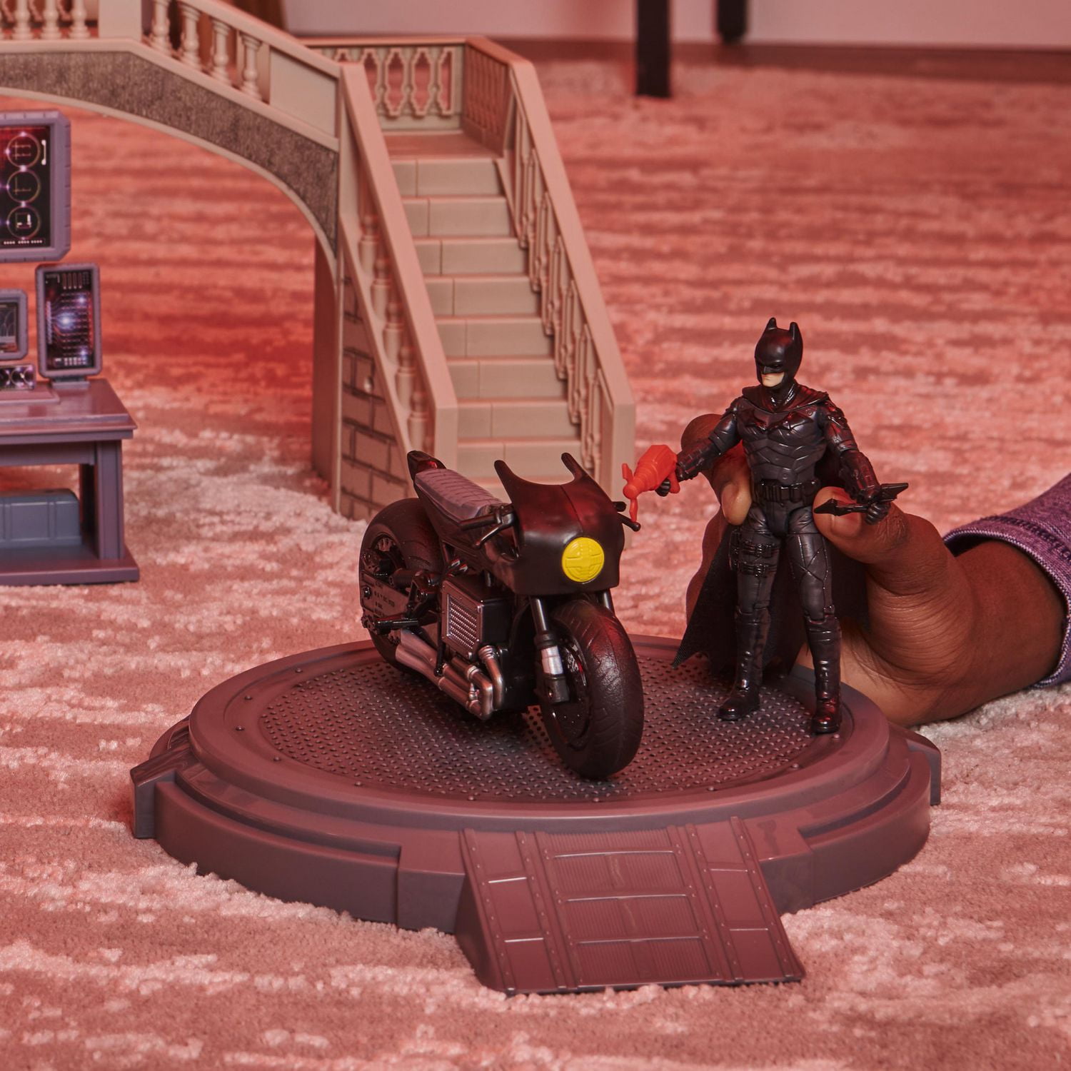 DC Comics, Batman Batcave avec figurines articulées exclusives Batman et The Penguin et Batcycle, Jouets pour enfants à collectionner du film Batman pour garçons et filles à partir de 3 ans