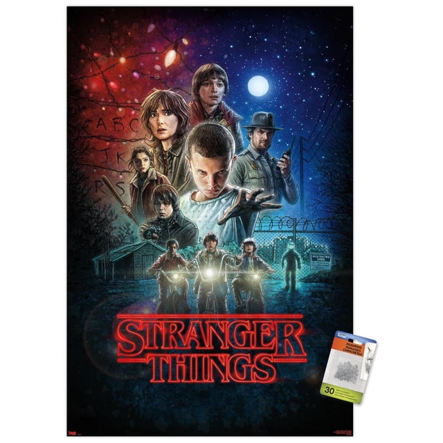 Netflix Stranger Things - Affiche Murale d'Une Feuille, 22,375 Po x 34 Po Présentant un collage Détaillé de Personnages Stranger Things Incluant des Enfants sur des Vélos avec des Phares, un Shérif Tenant un Talkie-Walkie, un Ciel Nocturne Étoilé avec une Pleine Lune, et un Arrière-Plan avec des Lumières Rouges Lumineuses et l'Alphabet sur un Mur, avec le logo Stranger Things Néon Rouge au Bas, Idéal pour Décorer des Chambres, des Bureaux Ou des Dortoirs.