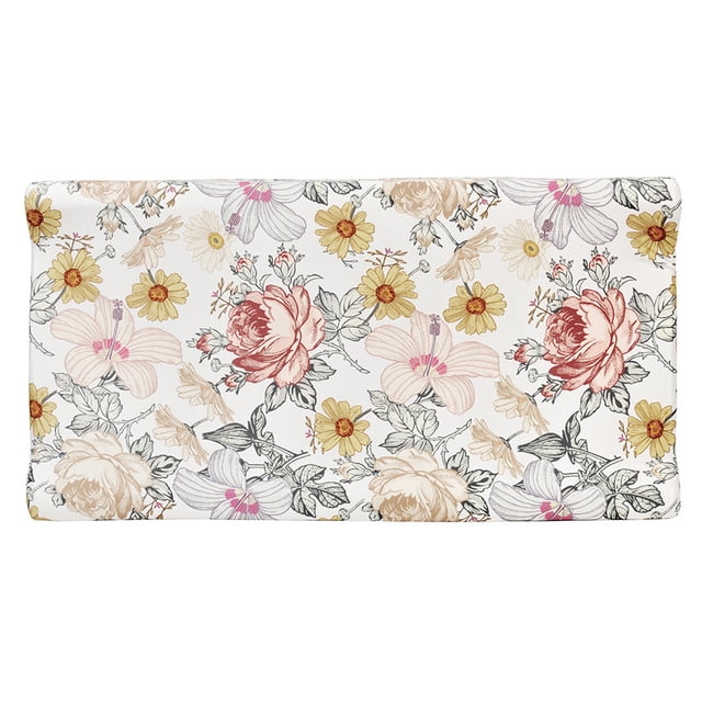 2025 Housse de Matelas à Langer pour Bébé Journal de Bébé Livre de Souvenirs Housse de Coussin à Langer Tapis à Langer Couverture Révélation de Grossesse Housse de Table à Langer. une Housse de Coussin à Langer à Motif Floral Présentant un Mélange de Fleurs Roses, Jaunes et Beiges sur un Fond Blanc. Conçue pour s'Adapter aux Matelas à Langer jusqu'à 17,5 Pouces de Large, 33 Pouces de long et 5 Pouces de Profondeur. Fabriquée en Mélange de Tissu Doux pour le Confort Lors des Changements de Couches. Lavable à la Machine et