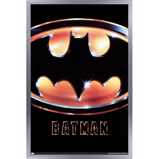 DC Comics Film Batman (1989) - Affiche Murale à Logo sur une Feuille Mettant en Vedette une silhouette de Chauve-Souris Noire Centrée au Sein d'Un Ovale orange Lumineux avec des Bords Argentés Métalliques sur un Fond Noir, avec Texte Batman en Dégradé orange en Dessous, Imprimé sur Papier Lustré 22,375 Pouces x 34 Pouces, Idéal pour l'Art Mural, la Déco de Pièce Ou la Décoration de Fête à Thème.