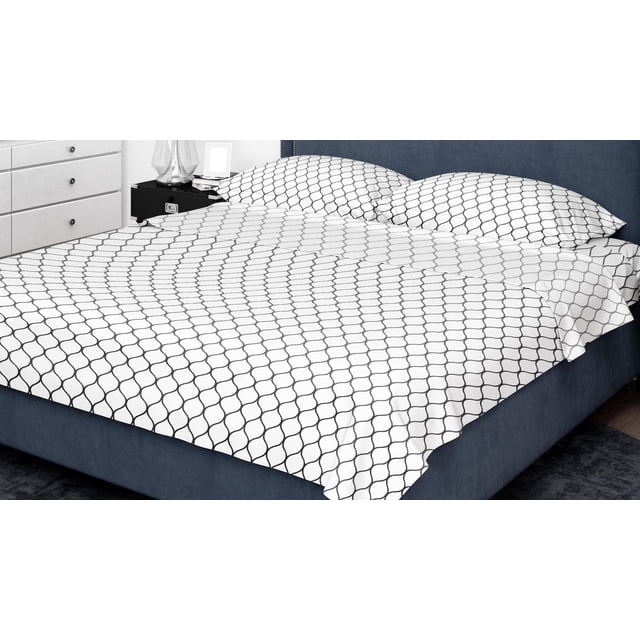 Johnson Home Ensemble de Draps 200 TC - Draps en Coton Imprimé en Blanc avec Motif Géométrique à Treillis Noir, Affichés sur un Cadre de Lit Rembourré Bleu Marine dans une Chambre Moderne avec une Table de Nuit Noire et une Commode Blanche, Offrant un Confort Respirant Toute l'Année.