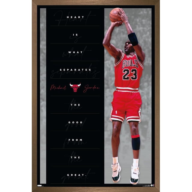 Michael Jordan - Affiche Murale Cœur, 22,375 Pouces x 34 Pouces Montrant un Joueur de basketball en Rouge Chicago Bulls Maillot Numéro 23 Tirant un Ballon de basketball, avec Texte de Fond Noir Indiquant « le Cœur Est Ce Qui Sépare le Bon du Grand » et le Nom et le logo des Taureaux en Rouge, Encadré dans un Cadre en Bois Brun, Idéal pour la Déco Intérieure à Thème Sportif.