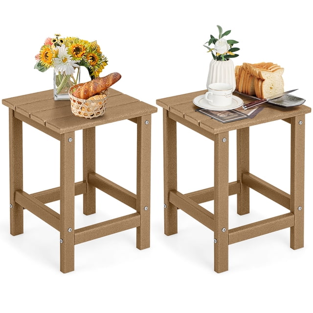 Gymax 2 Pcs Table d'Appoint Adirondack de Patio 14 Pieds' en Matériau HDPE Brun, avec Plateau Carré à Lattes et Pattes Robustes. Ces tables Résistantes aux Intempéries et Imperméables Sont Idéales pour l'Extérieur, Complétant des Chaises Adirondack Ou des sofas. Chaque Table Mesure 14 Pieds' x 14 Pieds' x 18,5 Pieds' et Supporte jusqu'à 385 Lb. la construction recyclable Ne Nécessite Aucune Peinture Ni Tache et Est Facile à Nettoyer. Présentée avec des Articles Décoratifs et des Aliments à des Fins Illustratives.