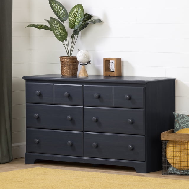 South Shore Summer Breeze Commode à 6 Tiroirs pour Enfant en Bleuet, Pièce de Mobilier Traditionnelle pour Enfants avec six Tiroirs Spacieux sur Glissières en Métal et Boutons Ronds, Présentée dans une Chambre d'Enfant avec une Plante en Pot, un globe et une Lumière Décorative sur le Dessus, à Côté d'Un Panier en Fil Métallique avec des Coussins sur un Plancher en Bois et un Tapis Jaune, Idéale pour un Rangement Organisé.