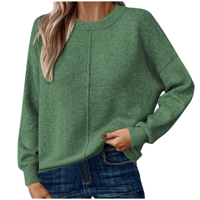 Timegard Chandail pour Femme à Col Rond avec Manches Longues, Montré en Couleur Unie Verte. le Chandail en Tricot Présente une Coupe Décontractée et Relaxe avec des Lignes Épurées et une silhouette simple. Style Jean Bleu, Il Convient pour Superposer avec des Vestes Ou des cardigans pour l'Automne et l'Hiver.