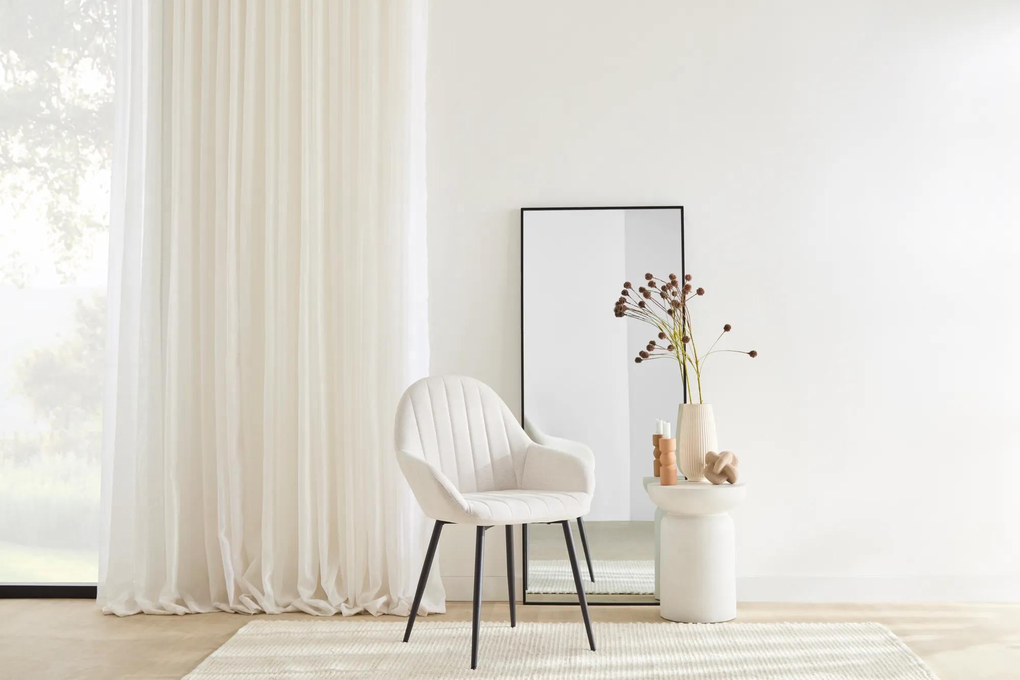 Chaise de salle à manger avec accoudoirs en tissu crème et pattes en métal Bouclair