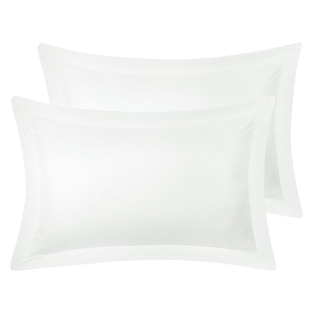 Unique Bargains Taies d'Oreiller Douces en Microfibre 1800 Sans Fermeture Éclair 2 Pcs. un Ensemble de Deux Taies d'Oreiller snow white Faites de Microfibre Brossée Douce avec un Tissage 1800 series. Ces Taies d'Oreiller Style Oxford Comportent une Bordure de Rebord de 2 Pouces et une Fermeture Enveloppe pour un Ajustement Sécuritaire. Chaque Taie d'Oreiller Mesure 20 par 26 Pouces, Offrant une texture Lisse et Respirante Adaptée au Confort Toute l'Année. Idéal pour les Chambres, les Chambres d'Amis Ou les Voyages. Lavable à la Machine pour un Entretien Facile.