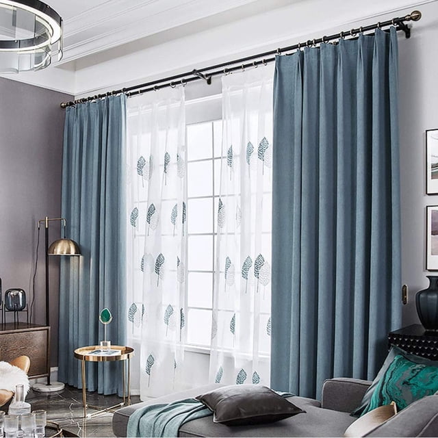 support de Tringle à Rideaux, 2 Pcs support Double pour Tringle à Rideaux en Alliage d'Aluminium durable, Illustré Installé dans un Décor de Salon avec Rideaux Bleus et Blancs. les Supports Retiennent Deux Tringles à Rideaux d'Un Diamètre de 5/8-1 Pouce et s'Étirent de 5,32 Pouces du Mur. Conçus avec une distance Élargie pour un Mouvement Fluide des Rideaux, Ces Supports Peuvent Supporter jusqu'à 20 Lb. Comprend des Vis et des Ancres pour une installation Facile.