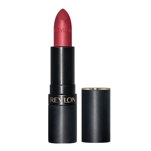 Revlon Super Lustrous™ Rouge à Lèvres Mat d'Une Teinte Rouge Vif et Intense avec le logo Revlon Embossé sur la Balle de Rouge à Lèvres et Imprimé en Or sur le tube Noir Mat, Montré avec le Capuchon Enlevé et Placé à Côté sur un Fond Blanc, Idéal pour une application de Couleur pour les Lèvres Confortable et Hydratante.