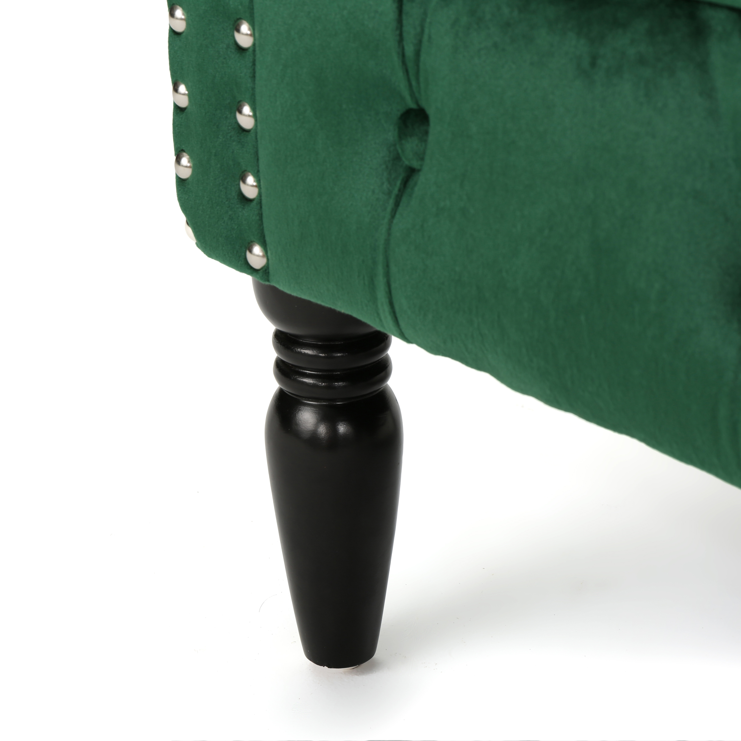 Canapé noble deux places en velours à accoudoirs arrondis, capitonnage en losanges et garniture cloutée argentée, couleur émeraude