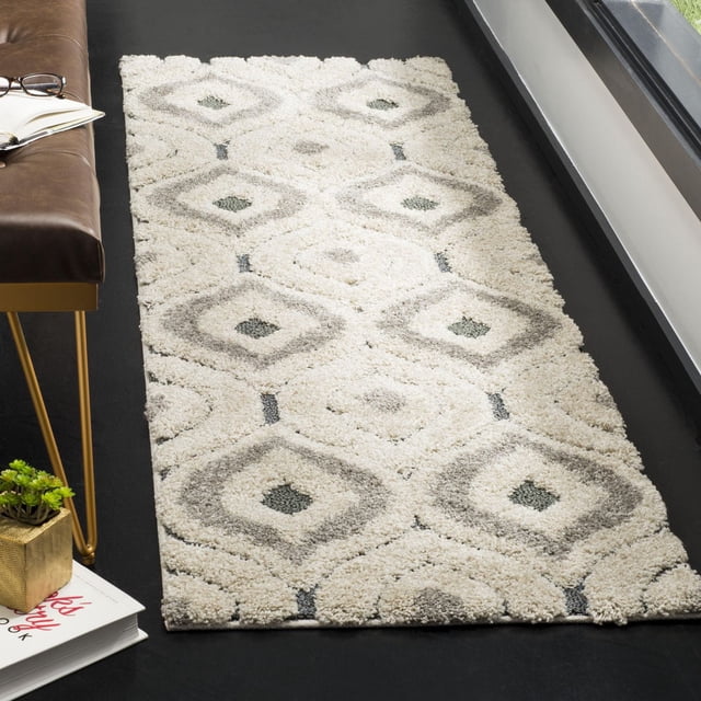 Safavieh Florida Tapis Shag à Tourbillons Géométriques Declan avec Poils Longs et Longs en Crème Pelucheuse Ton sur Ton et Motifs de Tourbillons Géométriques, Posé sur un Plancher Noir à Côté d'Un Banc et d'Une Fenêtre en Cuir Brun, Convient comme Tapis d'Accent pour les Espaces de Vie Décontractés.