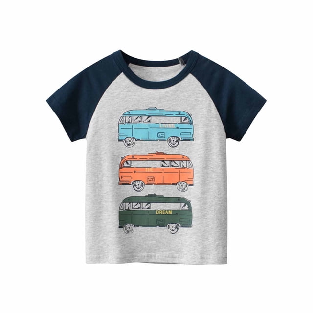 T-shirt en Coton à Col Rond et Manches Courtes pour Bébés Garçons, Imprimé Anglais, Gris avec Manches Bleu Marine. Le Chandail Présente un design Ludique de Trois Autobus Colorés en Bleu, orange et Vert avec des Détails de Texte comme « Living » et « Dream ». Fabriqué en Coton Respirant, Convient aux Garçons de 1 à 9 Ans et Idéal pour une Tenue Décontractée, des Sorties d'Été Ou des Séances Photo de Bébé.