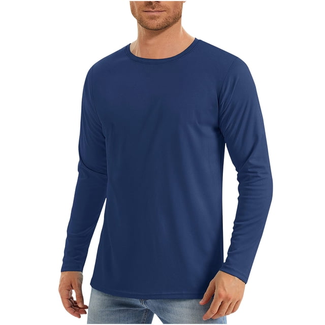 QIPOPIQ Chandail de Protection Solaire UV UPF 50+ pour Homme en Bleu Marine, à Manches Longues avec Encolure Ras du Cou. Fabriqué en Tissu Léger, Respirant et à Séchage Rapide, Ce Maillot Dermoprotecteur Offre une Protection UPF 50+ contre les Rayons UV Nocifs. Idéal pour les Activités de Plein Air comme la Pêche, la Randonnée, la Natation et la Course. le Chandail Est Montré sur un Modèle Portant un Jean Bleu Pâle, Mettant en Valeur Son style Décontracté et Polyvalent.
