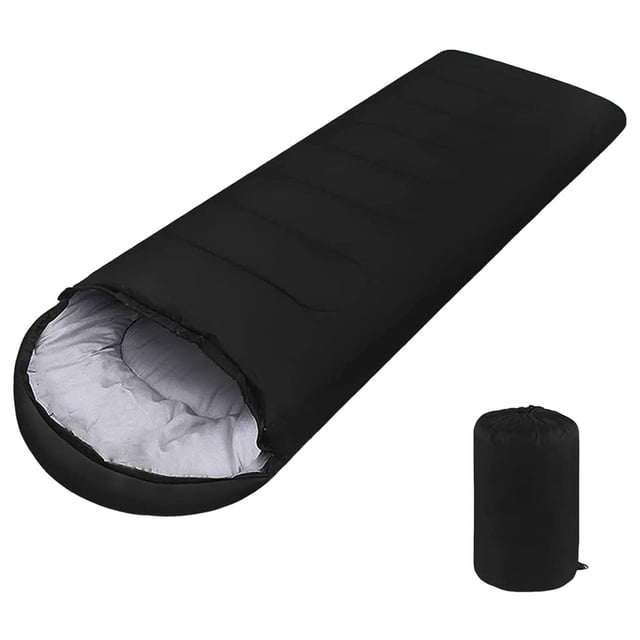 Hearth & Gear Sac de Couchage de Camping Ultraléger et Compactable pour Adultes, Présenté de Couleur Noire avec un design en Forme de Baril. Caractéristiques Incluant une Isolation Thermique pour les Températures Extrêmes, un Système de Fermeture Éclair Lisse et une Capuche Ergonomique avec un Cordon de Serrage Ajustable pour une Couverture Sécuritaire de la Tête. Fabriqué en nylon ripstop durable avec un Revêtement Coupe-Vent. Comprend un Sac de compression compact pour un Rangement Peu Encombrant, Idéal pour la Randonnée Sac au Dos, la Randonnée et le Camping par Temps Froid. le Sac de Couchage Est Présenté Entièrement Étendu et Enroulé