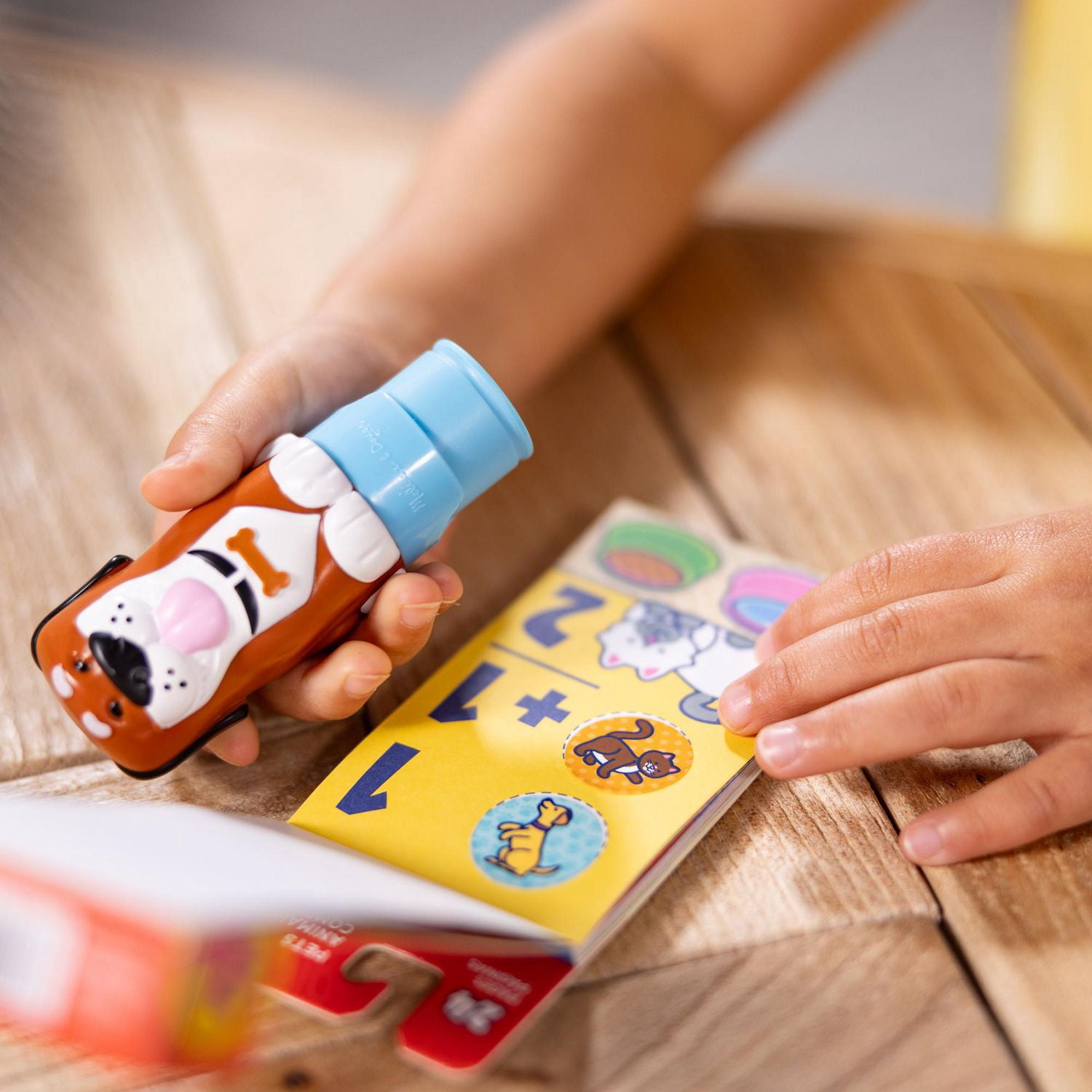 Melissa & Doug Autocollant WOW ! ™ 24 pages Pad d’activité et Autocollant Stamper, 300 autocollants, Arts et artisanat Fidget Toy personnage de collection - Chien