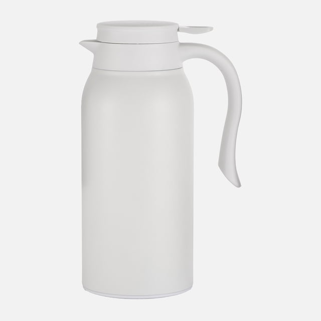 JS Gourmet Carafe Isolée à Double Paroi - Vue avant Centrée Blanche d'Une Carafe Thermique en Acier Inoxydable à Double Paroi de 1,2 L (1200 ml) avec Fini Mat Blanc Lisse, Corps Cylindrique Effilé, Couvercle à Verrouillage par Torsion avec Languette de Poussée et Bec en Acier Inoxydable Brossé; Sans condensation, Représentée sur un Fond Neutre; Souvent Utilisée pour Servir du Café Ou du Thé Lors de Rassemblements.