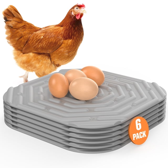 Sealegend Tapis de Nidification pour Poules Lavable et Réutilisable, Lot de 6, Comprenant six Tapis Gris Superposés avec une surface Lisse et Lavable. un Poule et Trois Oeufs Bruns Sont Placés sur le Dessus, Mettant l'Accent sur Sa Conception Écoresponsable et Réutilisable pour Amortir les Poules et Protéger les Oeufs dans les Enclos et les Nichoirs.