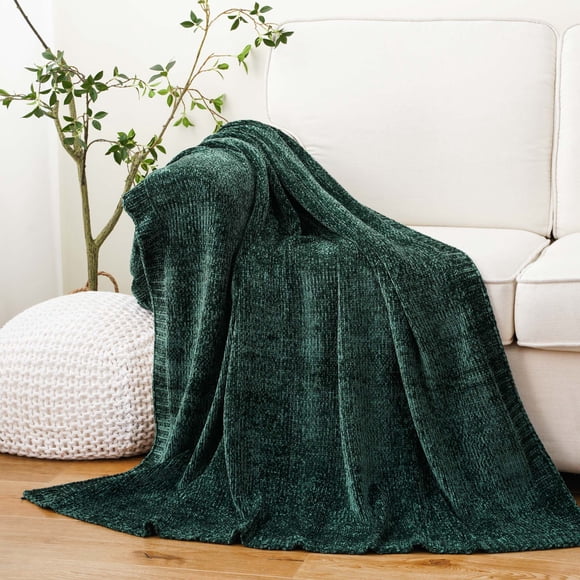 Battilo Couverture Jetée de Noël Vert Foncé en Tricot Chenille pour Canapé et Lit, Couverture de Sofa Décorative Super Douce Style Ferme pour la Maison (Vert Foncé, 51"x 67 Pouces)