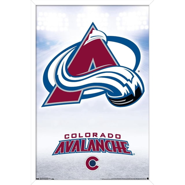 LNH Colorado Avalanche' Colorado Avalanche - Affiche Murale Logo 17, 22,375 Po x 34 Po Encadrée Présentant un Logo Colorado Avalanche Centré avec un « a » Bordeaux et une Avalanche Stylisée Blanche et Bleue Qui Balaie Autour sur un Fond de Patinoire Légère avec de Subtiles Lumières de Stade, Incluant le Nom d'Équipe « » et un Emblème « C » Circulaire en Dessous, Convient à l'Art Mural dans les Chambres, les Bureaux Ou les Espaces pour les Fans.