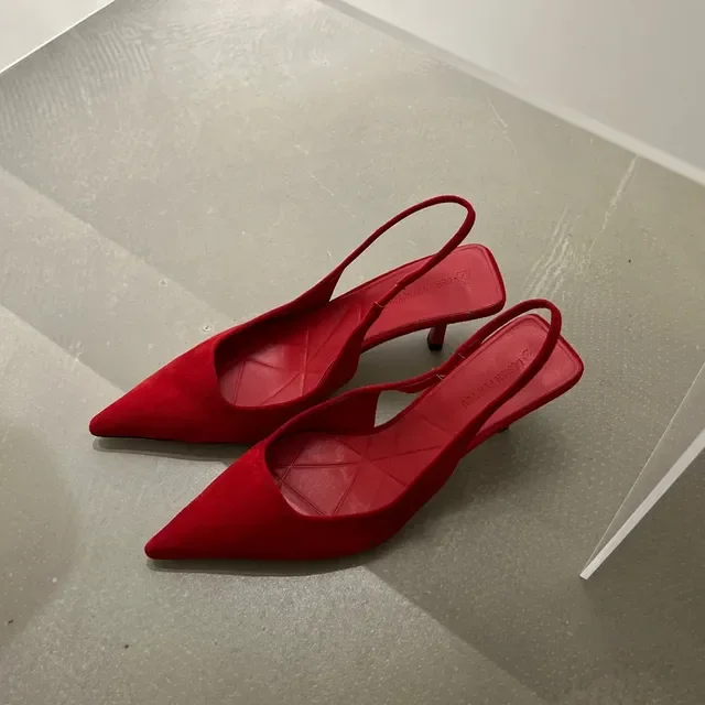 Escarpins Rouges Aguichant pour Femmes 2024 Nouvelles Sandales d'Été à Brides pour Femmes avec Bout Pointu et Talons Aiguilles. Ces Sandales Rouges Vibrantes Ont une Bride Arrière et une Semelle Intérieure Coussinée pour un Confort Accru. Exposées sur une surface Texturée, Elles Sont Idéales pour les occasions Estivales Formelles Ou Décontractées.